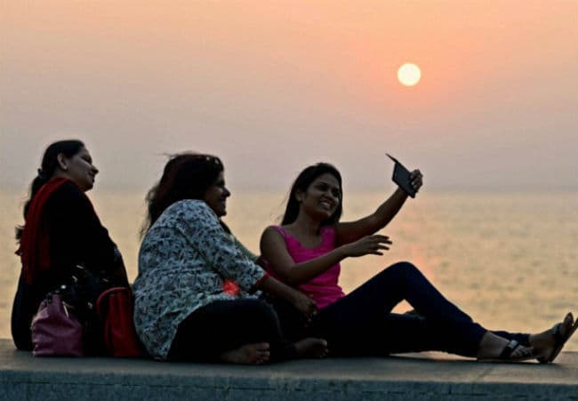 सेल्फी लेने के चक्कर में महिला की गई जान