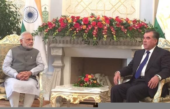 तजाकिस्तान पहुंचे प्रधानमंत्री नरेंद्र मोदी, दोनों देशों के संबंध मजबूत करने पर दिया जोर