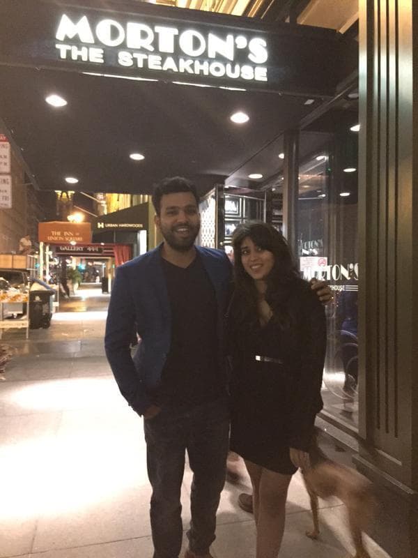 रोहित शर्मा ने मंगेतर रितिका सजदेह संग लिया मॉटर्न रेस्टोरेंट के जायकेदार खाने का मजा