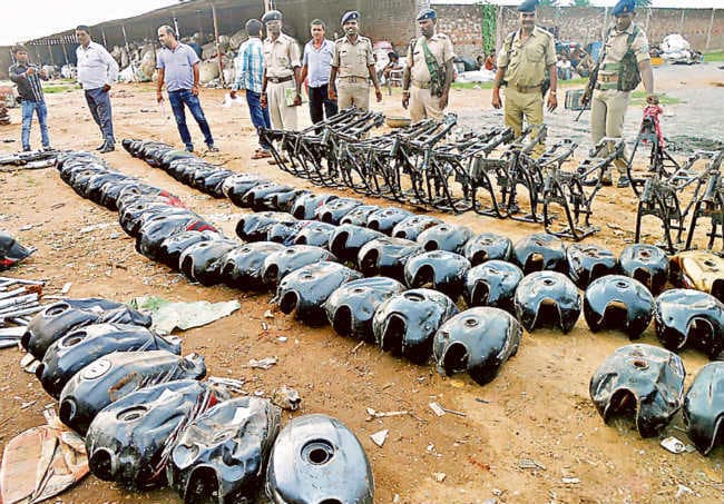 कबाड़ी दुकान से बाइक के निकाले गये सामान मिले