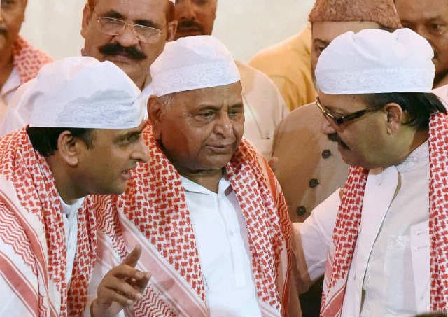 अखिलेश की इफ्तार पार्टी में शामिल हुए अमर सिंह, आजम खां रहे नदारद