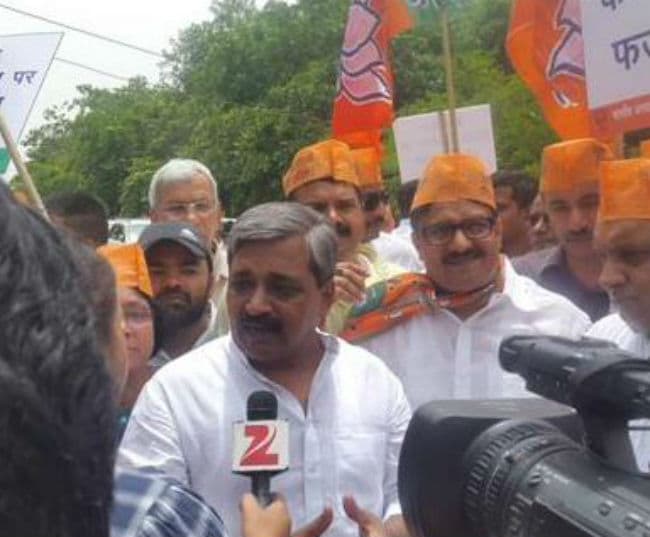 दिल्ली में पेट्रोल-डीजल पर वैट में वृद्धि के खिलाफ भाजपा-कांग्रेस का प्रदर्शन