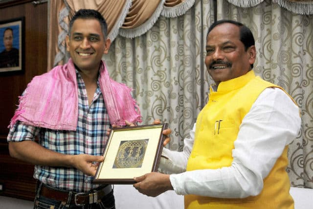 झारखंड के सीएम से मिले धौनी, राज्य के विकास के लिए कुछ करने की इच्छा जतायी