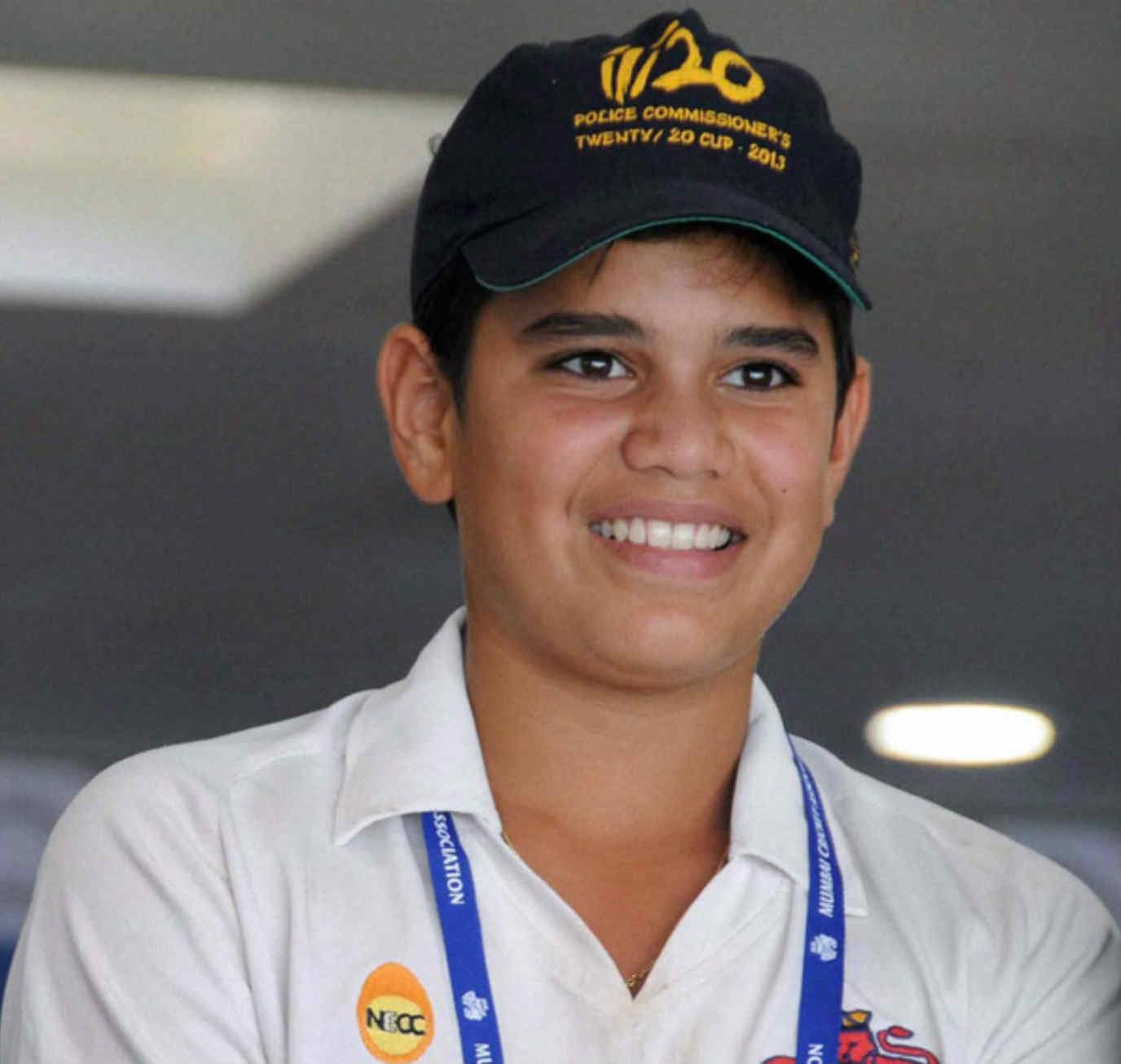 इंग्लैंड में बल्लेबाजों को अर्जुन तेंदुलकर ने करायी नेट प्रैक्टिस, देखें वीडियो