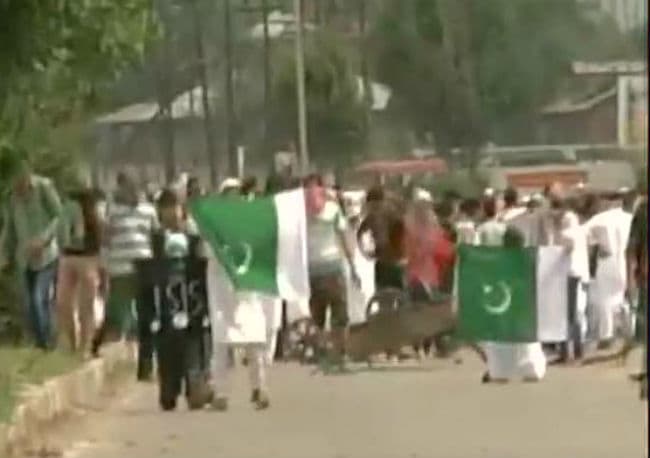 श्रीनगर :गिलानी को मस्जिद में नमाज पढ़ने की इजाजत नहीं मिली, हंगामा, पाकिस्तान और आईएस के झंडे लहराये गये