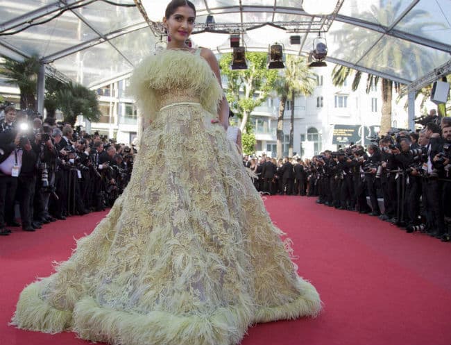 सोनम अखबार भी लपेट लेंगी तो फैशनेबल लगेंगी : फवाद खान