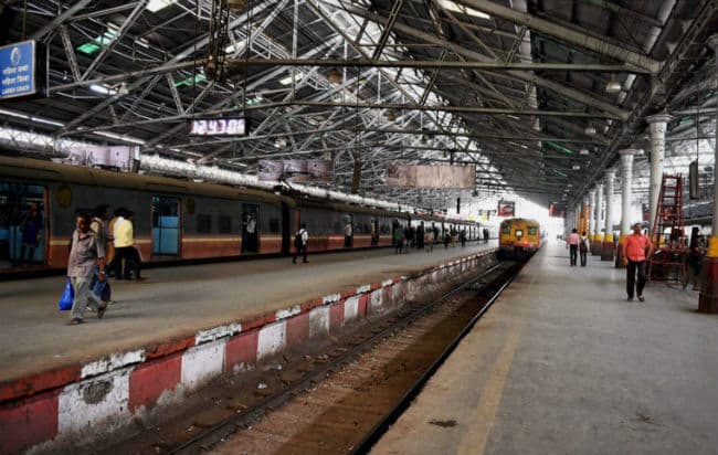 भारी बारिश से मुंबई अस्त-व्यस्त, ''लोकल ट्रेन'' सेवा बाधित