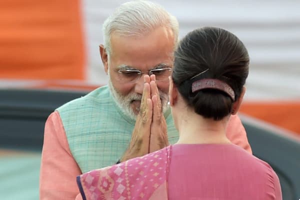 लोकसभा दिन भर के लिए स्थगित, सोनिया गांधी ने नरेंद्र मोदी को नहीं दिया ''भाव''