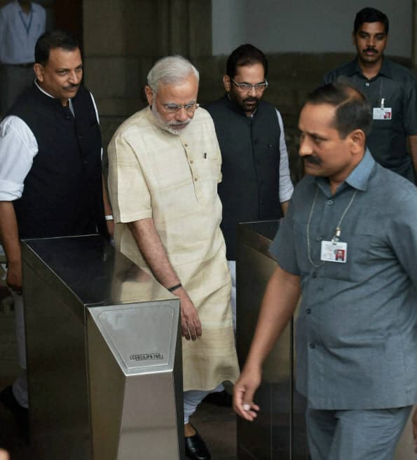 पहले ही दिन बार-बार बाधित हुई संसद, सुषमा, वसुंधरा व शिवराज के मुद्दे पर मुश्किल में मोदी सरकार