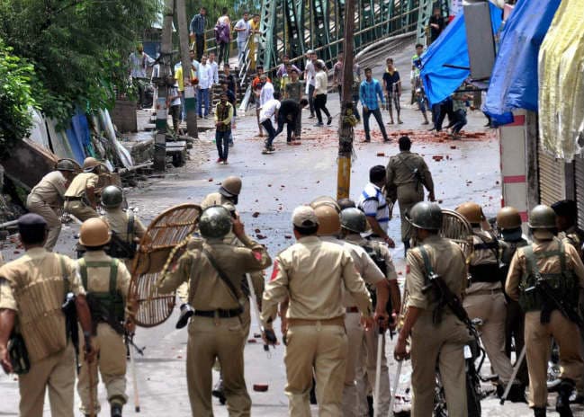 ISIS का झंडा जलाने पर जम्मू-कश्मीर में हिंसा और तनाव के बाद लगा कर्फ्यू