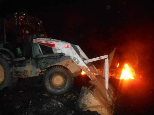 बोकारो में नक्सलियों का आतंक, बेरमो में 30 डंपर, दो पे-लोडर फूंके