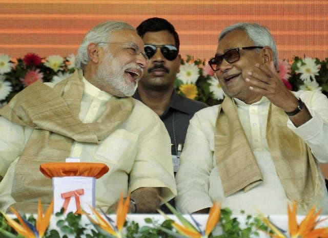 मोदी ने बिजली को लेकर नीतीश पर बोला हमला, नीतीश ने बिजली मुद्दे पर ही चुनाव लडने की दी चुनौती