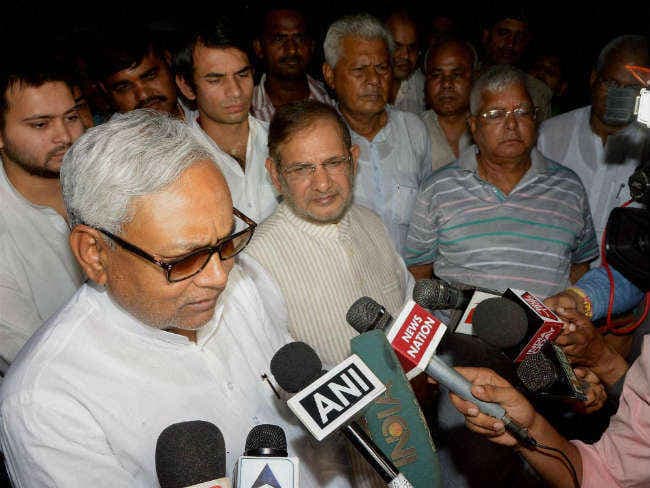 नीतीश और शरद की लालू के आवास पर मुलाकात