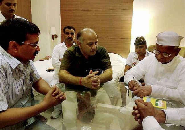 प्रशांत भूषण और योगेन्द्र यादव की पैरवी लेकर अन्ना मिले केजरीवाल से