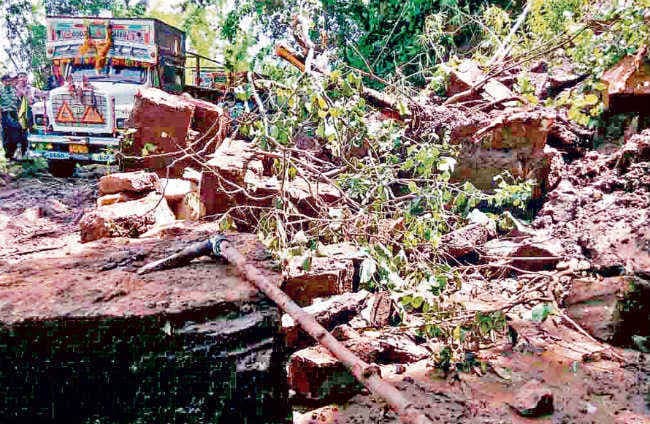 नेतरहाट घाटी में पहाड़ टूट कर सड़क पर गिरा