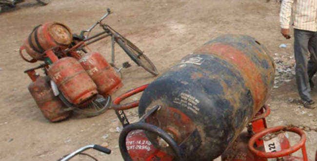 बिना सब्सिडी वाला एलपीजी सिलेंडर 23.50 रुपये हुआ सस्ता