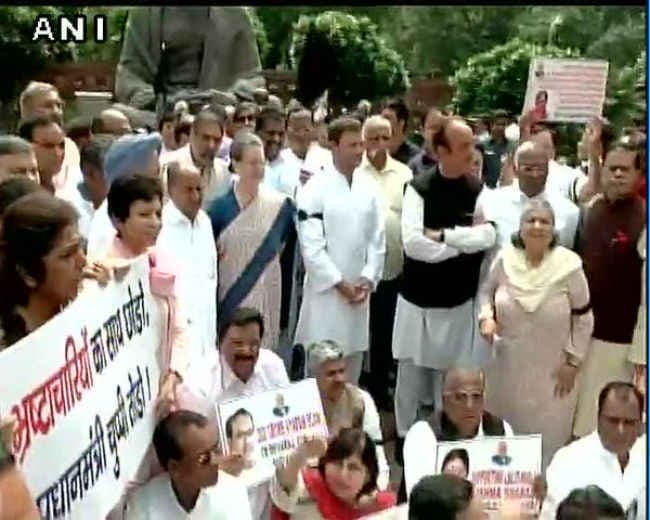 कांग्रेस सांसद संसद परिसर में दे रहे हैं धरना, सोनिया गांधी लगा रही हैं नारा