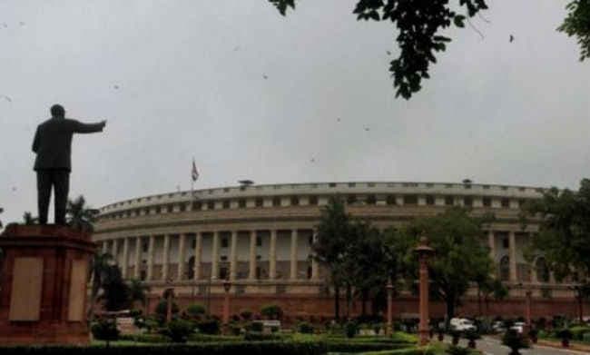 निलंबन पर एकजुट हुआ विपक्ष: वाम, सपा, राजद सदस्यों का लोस से वाकआउट