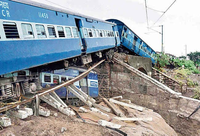 हरदा ट्रेन हादसा: पटना से मुंबई के बीच रेल सेवा बाधित, 50 ट्रेनें रद्द