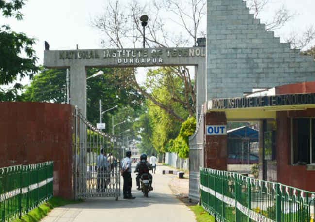 जानें क्यों IIT-NIT में पिछले तीन वर्षो में 4400 छात्रों ने बीच में छोड़ी पढाई?