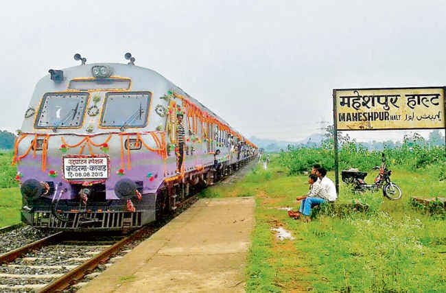 नावाडीह-कोवाड़ के बीच चली ट्रेन