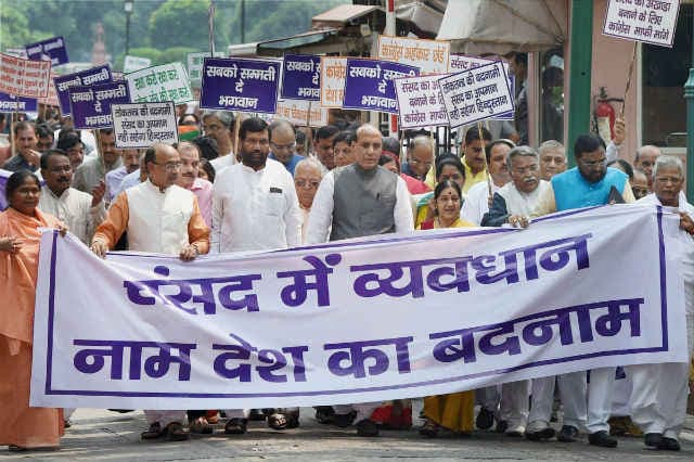 संसद के बाद अब सडक पर भाजपा व कांग्रेस में होगी राजनीतिक जंग, जीएसटी बनेगा मुद्दा