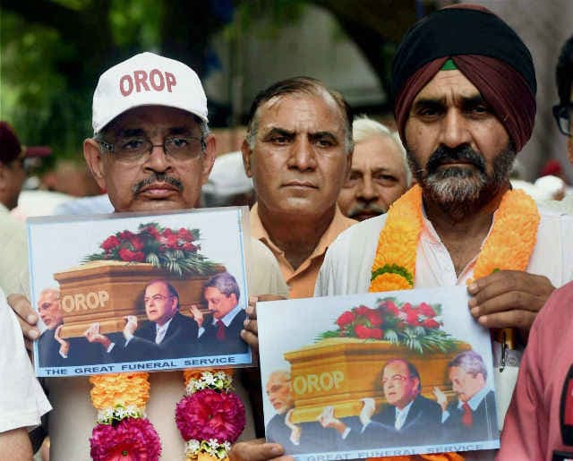 OROP : जंतर-मंतर पर लगे राहुल वापस जाओ के नारे, पर्रिकर बोले हम प्रतिबद्ध