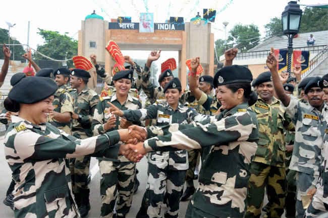 बीएसएफ ने मनाया स्वतंत्रता दिवस, पाकिस्तान के साथ नहीं हुआ मिठाइयों का आदान प्रदान