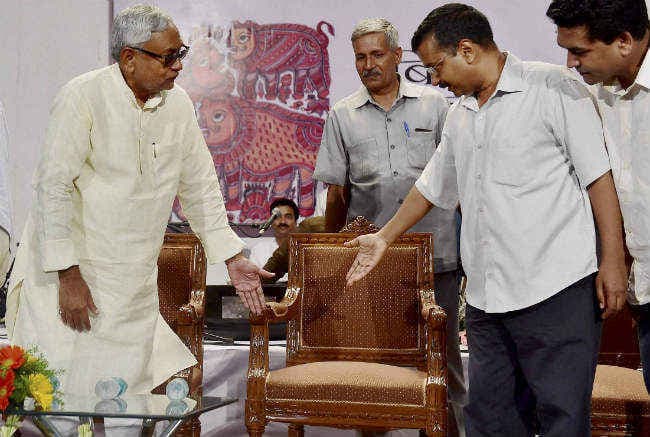 नीतीश-केजरीवाल के कार्यक्रम में हंगामा, सरकारी मंच से राजनीति करने का लगा आरोप