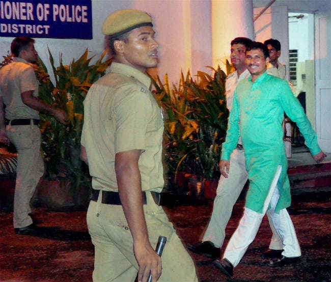 ''आप'' को लगा झटका, मारपीट के आरोप में विधायक सुरेंद्र सिंह गिरफ्तार