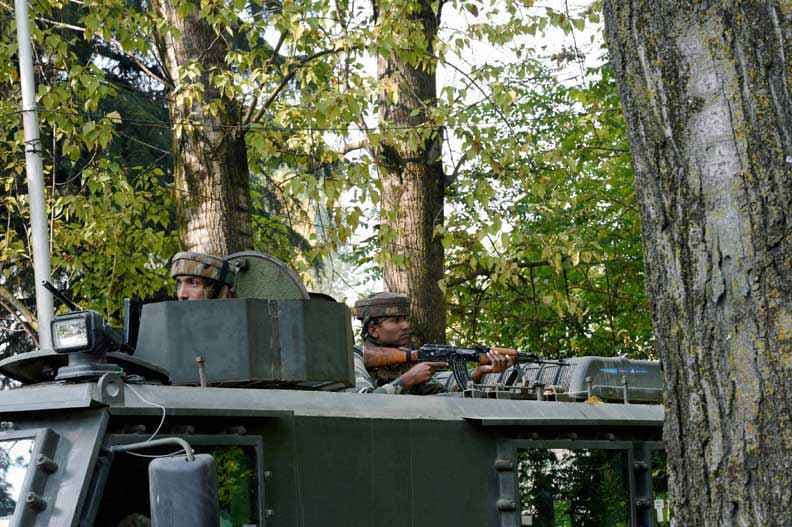 J&K : सुरक्षाबलों के साथ मुठभेड़ में तीन आतंकी ढेर, सर्च ऑपरेशन जारी