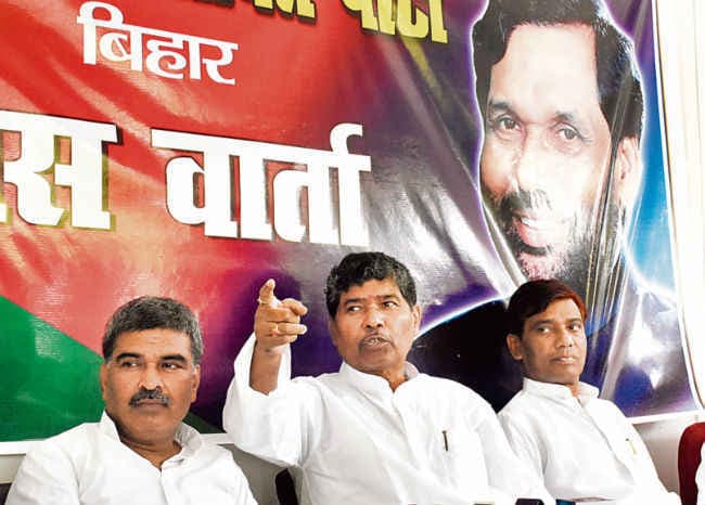 सीट बंटवारे पर NDA में रार, LJP-RLSP ने दिया अल्टीमेटम, क्राइसीस मैनेजमेंट में जुटी BJP