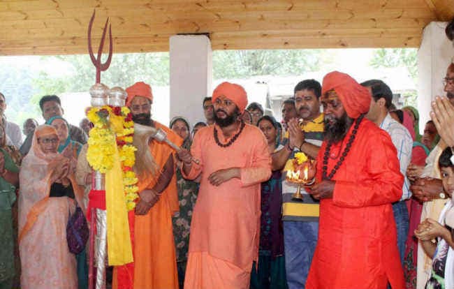 अमरनाथ यात्रा में शामिल हुई भगवान शिव की पवित्र छड़ी मुबारक