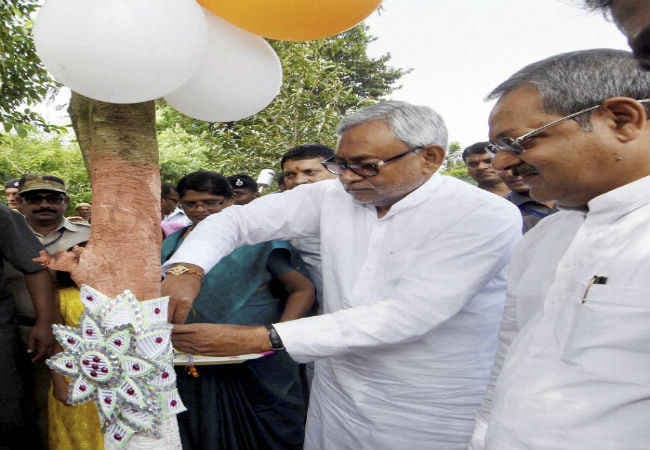 नीतीश ने रक्षाबंधन पर आंवला वृक्ष बांधा को रक्षा सूत्र