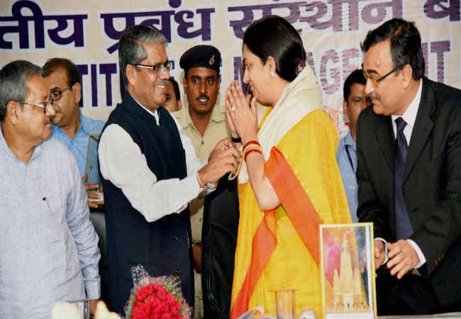 स्मृति ईरानी गया दौरे पर, IIM के अध्यापन सत्र का किया उद्घाटन