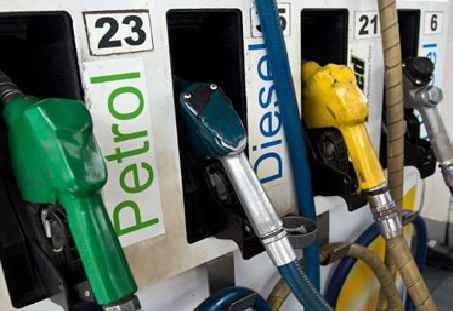 खुशखबरी! पेट्रोल 2 रुपये लीटर सस्ता, 50 पैसे घटे डीजल के दाम, जानें कीमतें