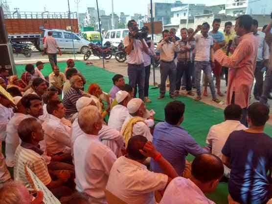 अपनी ही सरकार के खिलाफ धरना पर बैठे आप विधायक पंकज पुष्कर