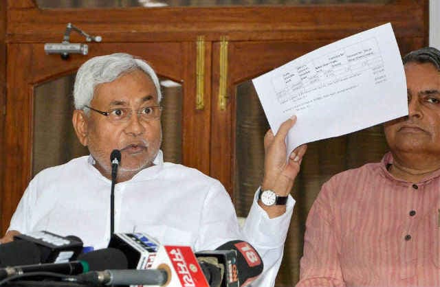 मोदी की हल्की बातों से जीडीपी, सेंसेक्स लुढक रहा है - नीतीश