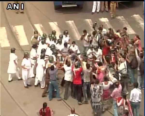 LIVE: हड़ताल से देश बेहाल, मुर्शिदाबाद में भिड़े TMC और CPM कार्यकर्ता, लाठीचार्ज