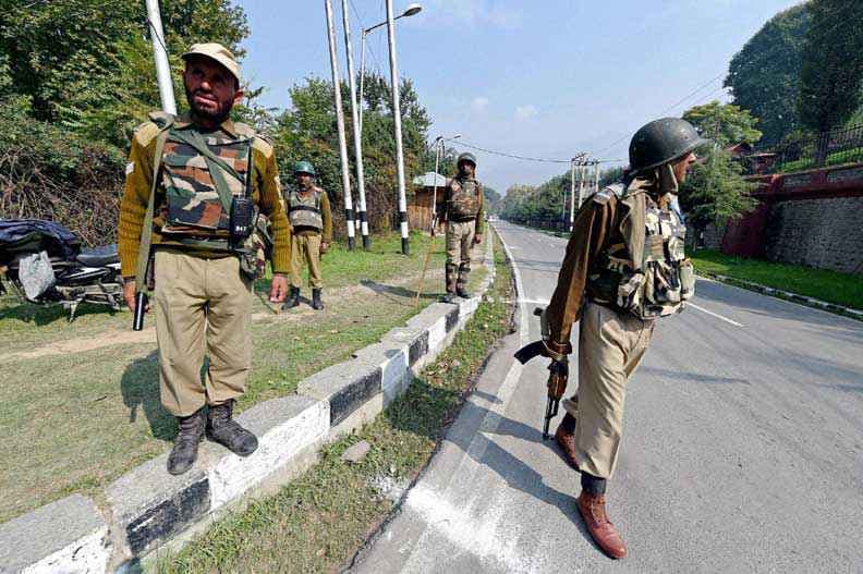 जम्मू कश्मीर : हंदवाड़ा में मुठभेड़ खत्म, चार आतंकी ढेर, एक जवान शहीद