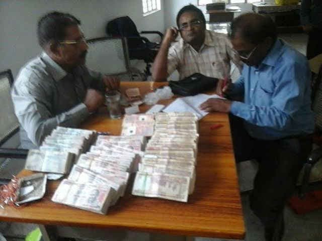राजस्व कर्मचारी 5000 घूस लेते गिरफ्तार