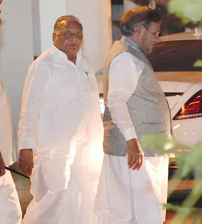 मुलायम को मनाने पहुंचे शरद यादव, कहा, टूटेगा नहीं गंठबंधन VIDEO