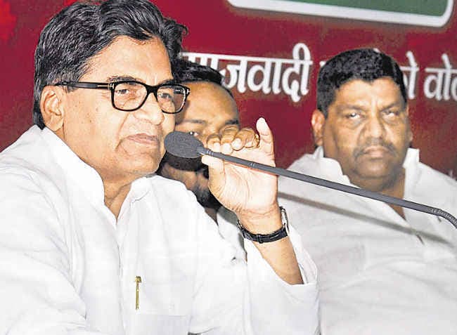 सपा ने तोड़ा महागंठबंधन से नाता, मुलायम को मनाने लालू पहुंचे दिल्ली