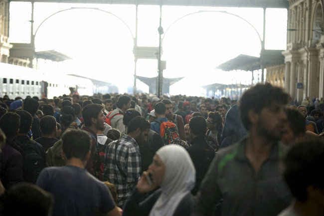 डूबे सीरियाई बच्चे की तस्वीरों के बाद आये नये शरणार्थी प्रस्ताव