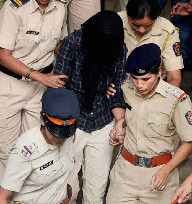 शीना बोरा हत्याकांड: खार पुलिस थाने की गहमागहमी से लोग परेशान, फूड स्टॉलों की चांदी