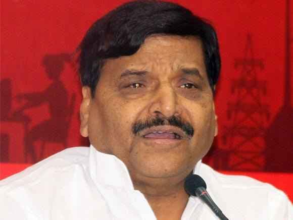 अखिलेश ने कहा, इंजीनियरों को सुधारना मुश्किल, शिवपाल ने बताया कमीशनखोर