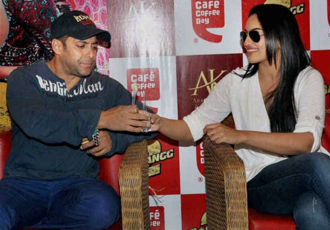 वीडियो में देखें सोनाक्षी ने कैसे किया सलमान का धन्यवाद...