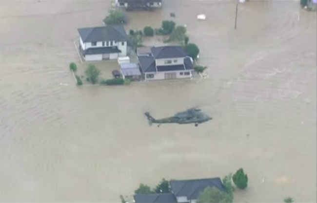 जापान में आयी बाढ में फंसे सैकडों लोग, लाखों लोग बेघर