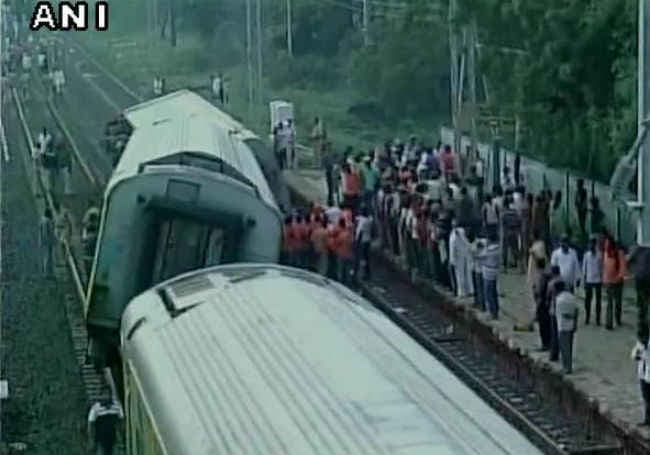 कर्नाटक में बेपटरी हुई दुरंतो एक्सप्रेस, 2 की मौत, 8 लोग घायल, जांच के आदेश