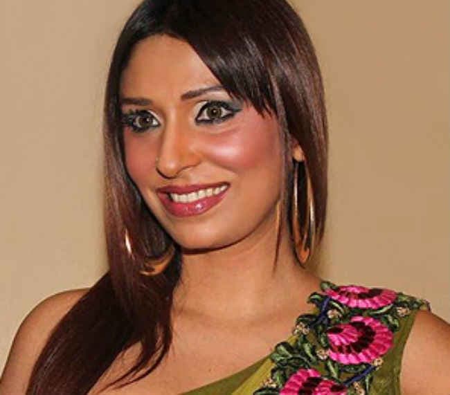 होटल स्टाफ से हाथापाई करती नजर आई ''बिग बॉस'' फेम पूजा मिश्रा VIDEO